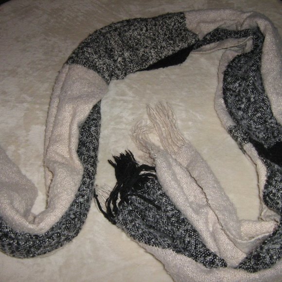 Bluenotes Ladies Shawl / Scarf with tassels - Picture 4 of 5